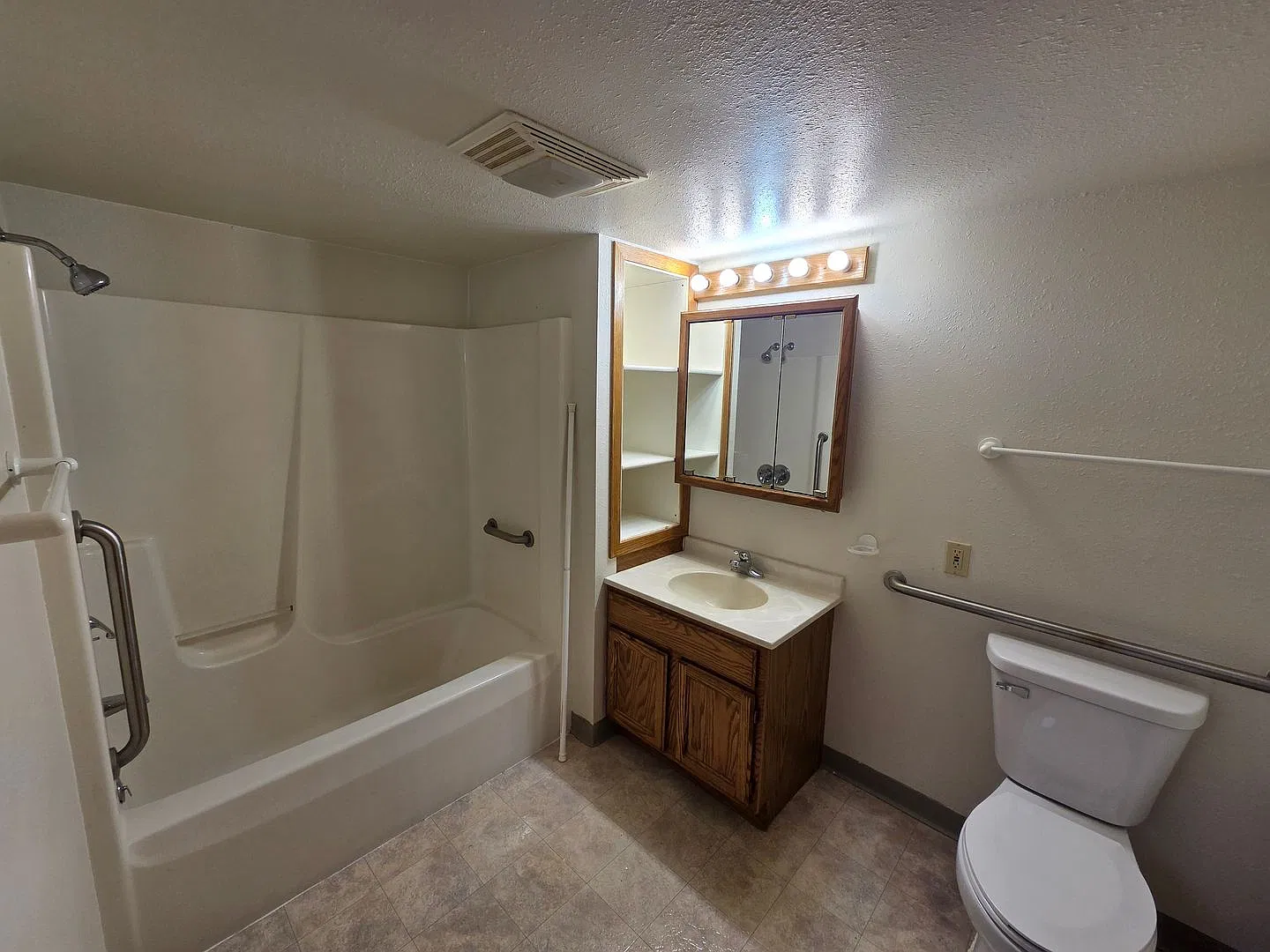 209 Forest St — Photo 2