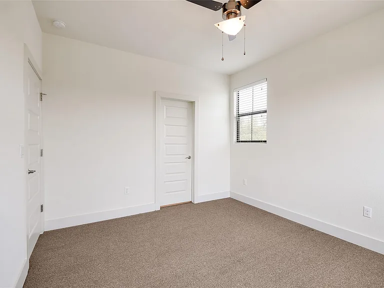 18400 Lakepoint Cv — Photo 27