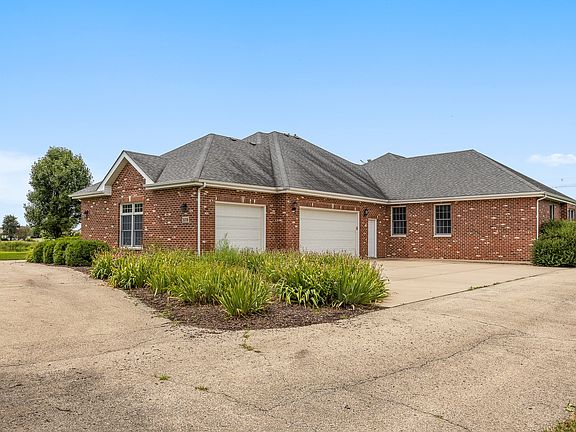 Side load 3.5 car garage plenty of room for cars and toys