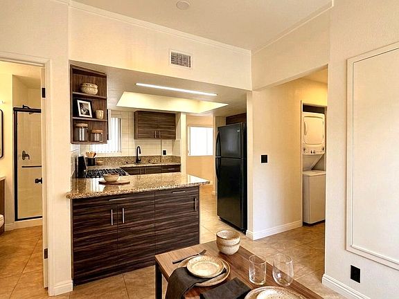 5th image of 1141 N Columbus Ave #909