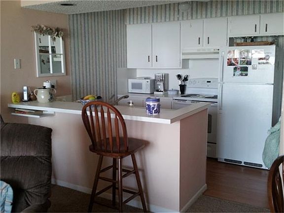 Kithen with breakfast bar