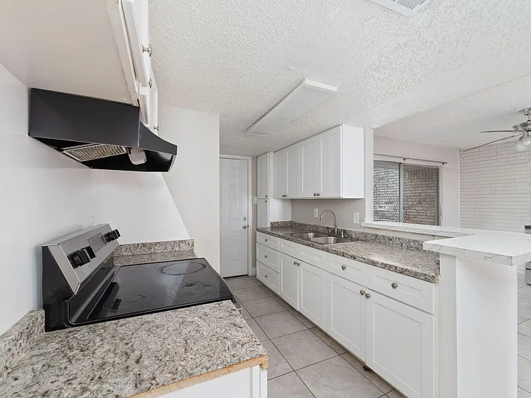 Newly Renovated Apartment In Houston — Photo 12