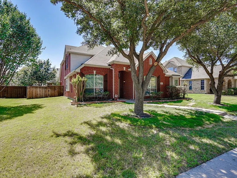 7657 Ravenhill Dr — Photo 2