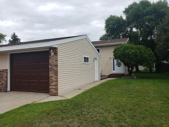 1018 1st St S, Wahpeton, ND 58075