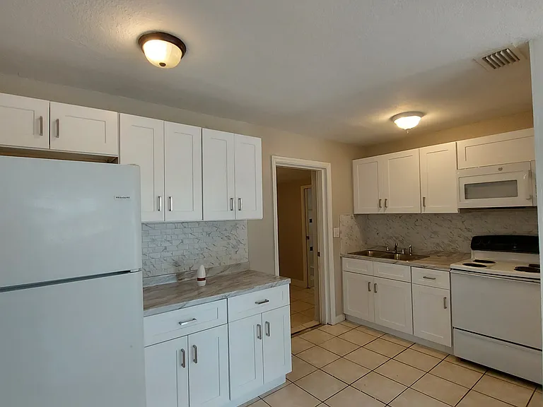 722 W Cleveland Ln — Photo 6