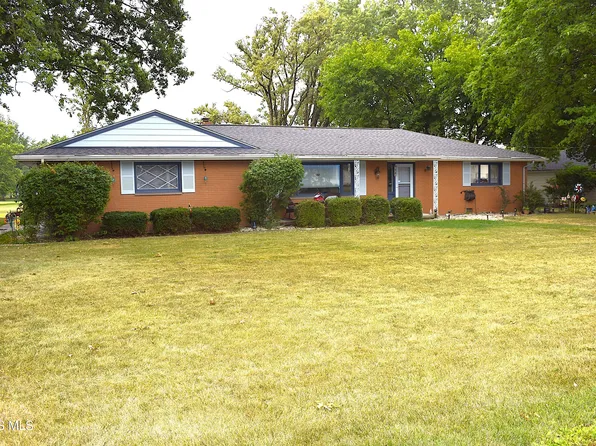942 Country Club Dr, Fostoria, OH 44830