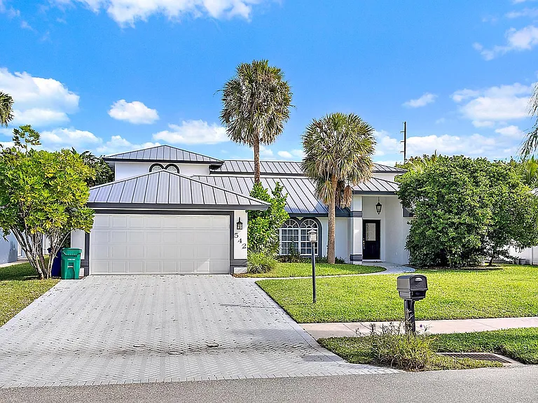 542 N Cypress Dr — Photo 1