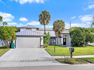 542 N Cypress Dr, Tequesta, FL 33469