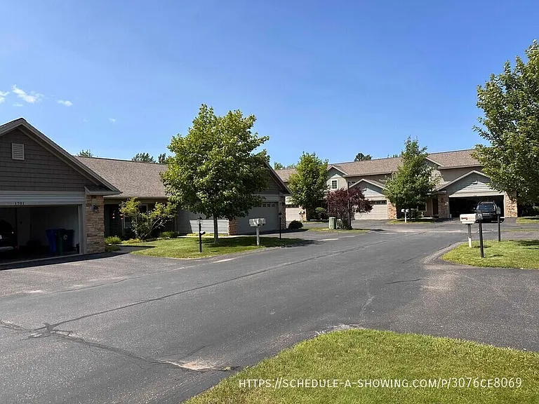 1802 N Creek Dr — Photo 2