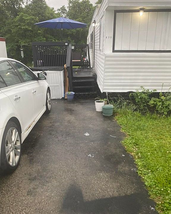 2nd image of 835 Solomon Cir