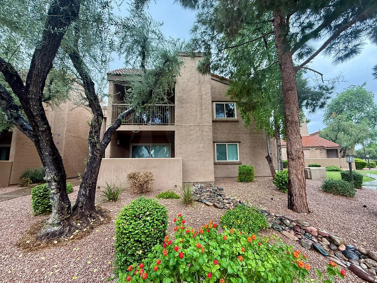2 bed, 2.0 bath, 1100 sqft, $2,100 — Photo 2