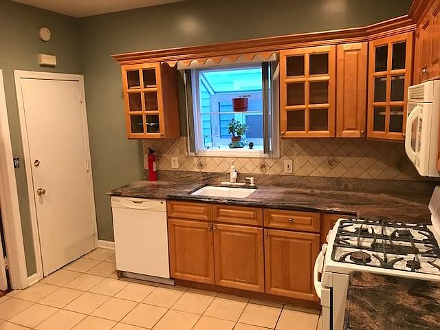 2nd image of 15 Edwin Pl #2