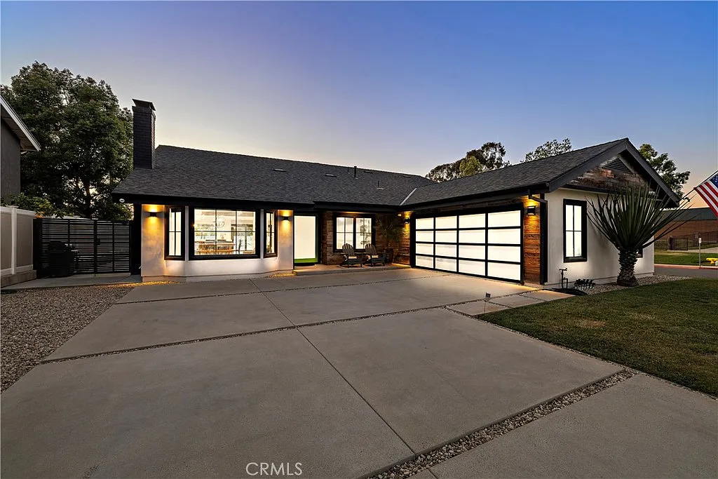 4 bed, 2.5 bath, 2656 sqft, $12,200 — Photo 2