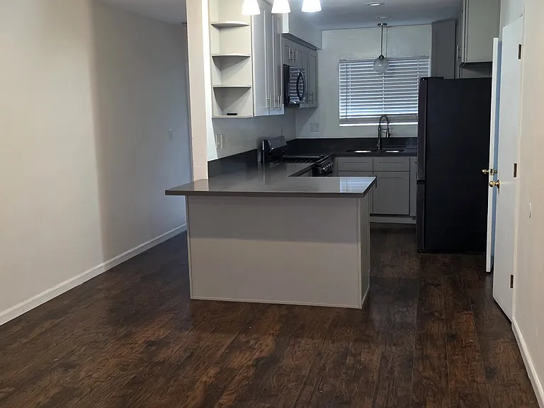 1260 E 4th St #6 — Photo 1