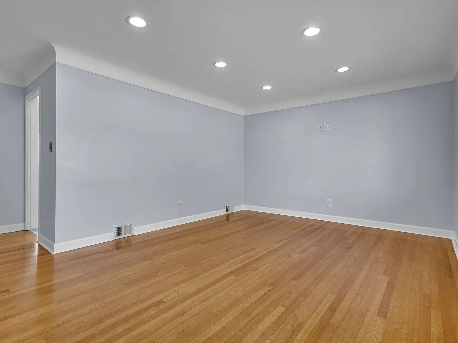3 bed, 1.5 bath, 1168 sqft, $2,000 — Photo 3