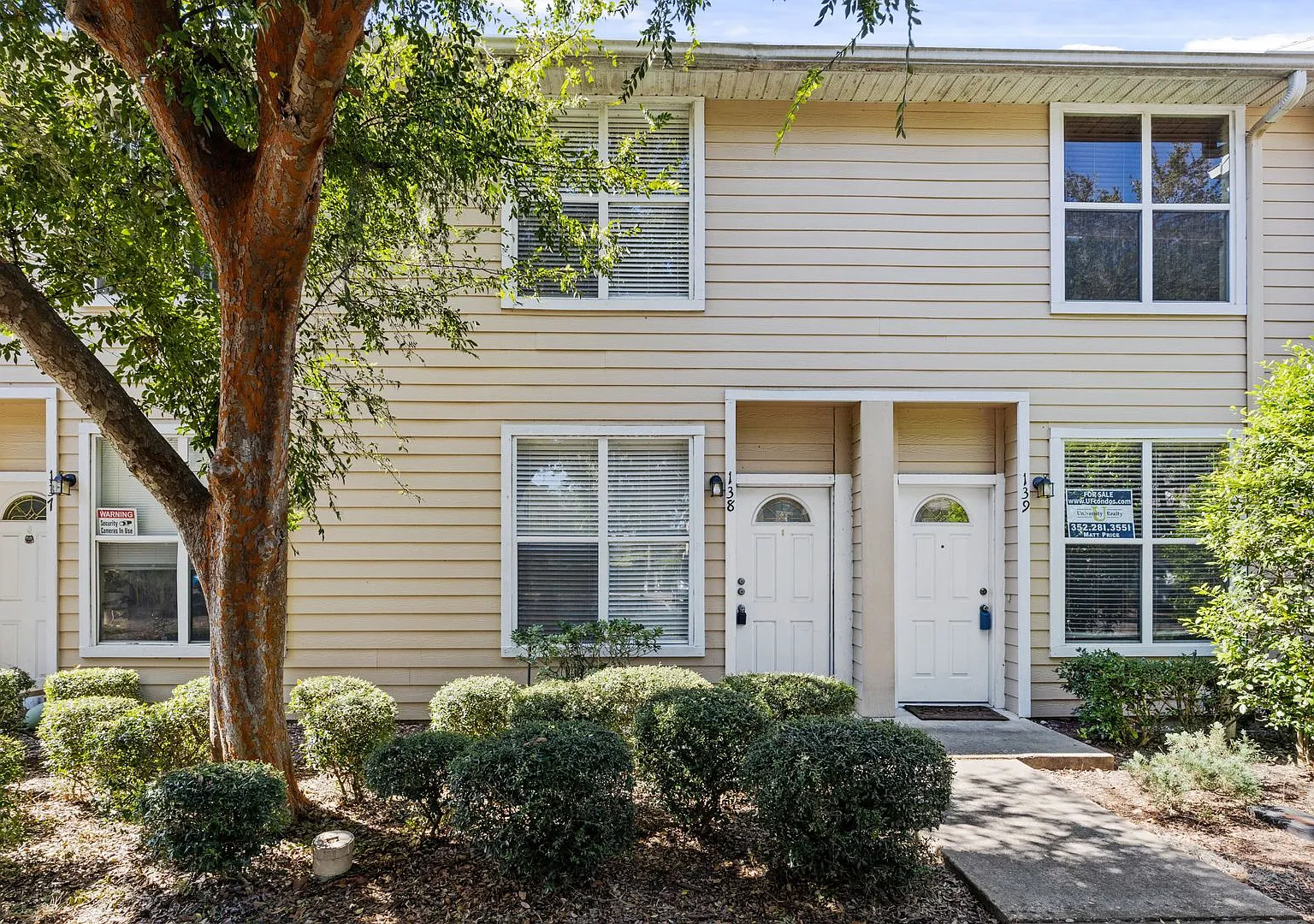 Just Reduced!! Close to UF Two Story Townhouse — Photo 2