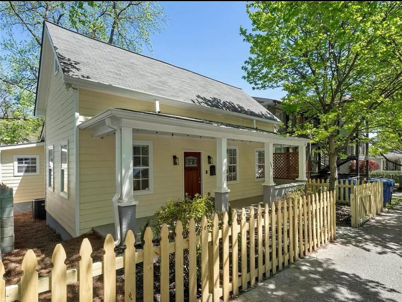 606 Irwin St NE — Photo 2