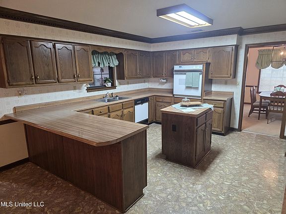 3rd image of 8625 Deer Creek Cir
