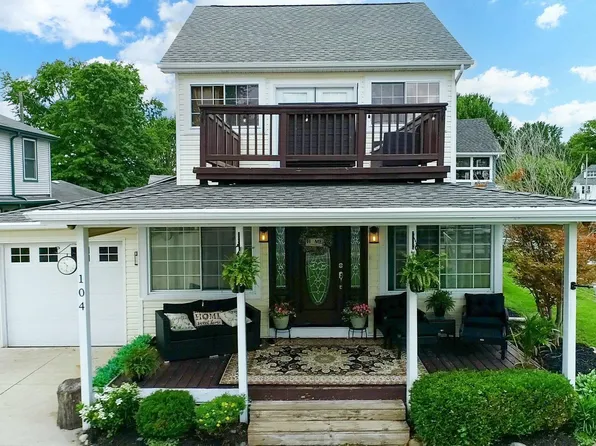 104 Edgewater Dr, Algonac, MI 48001