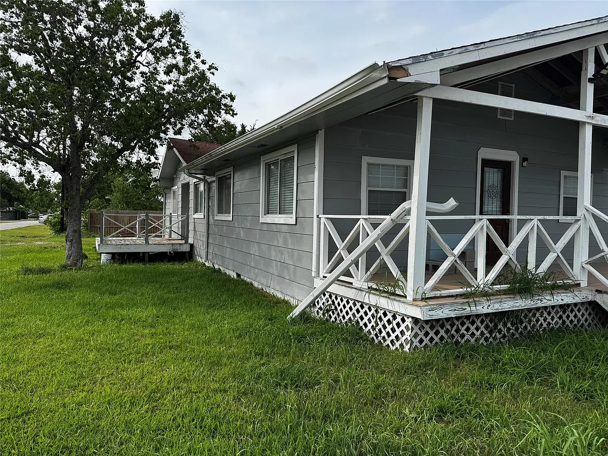 Photo 2 of 15 - 4515 7th St - Bacliff, TX Building Photo - 4515 7th St