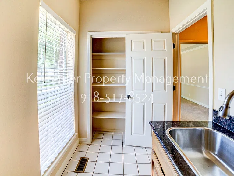 10119 S College Pl — Photo 8