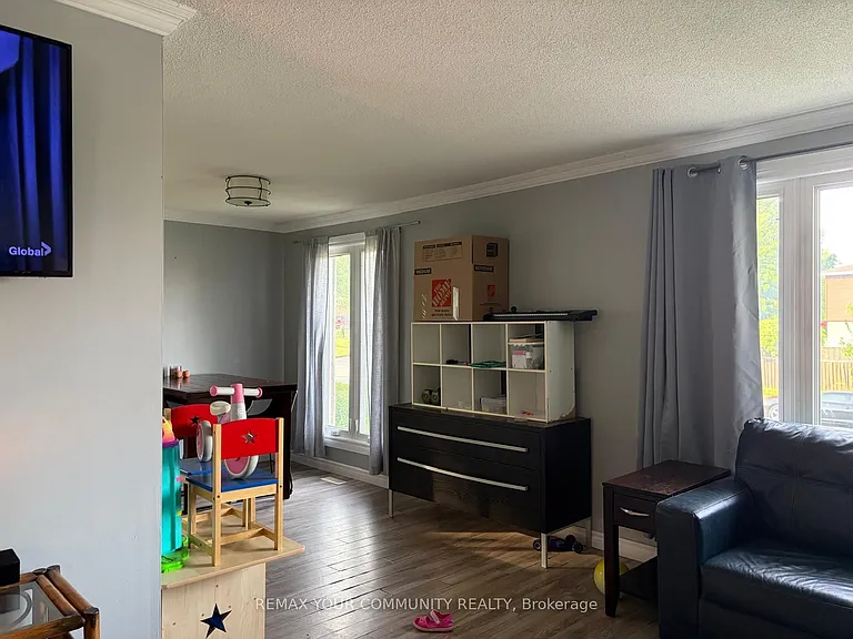 17 Daphne Cres — Photo 4