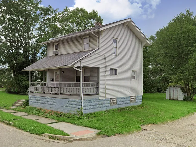 1645 Superior Ave NE — Photo 2