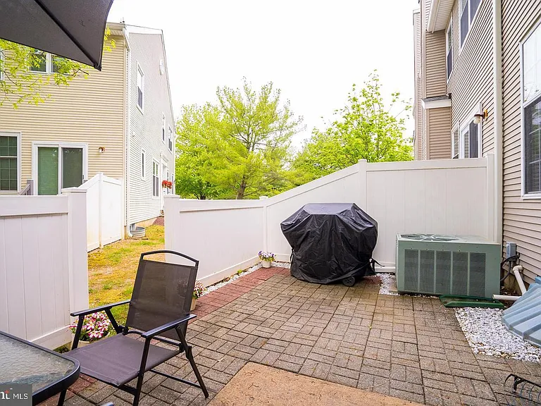 704 Dahlia Cir — Photo 23