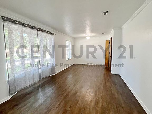 3rd image of 1008 Pine Tree Ln