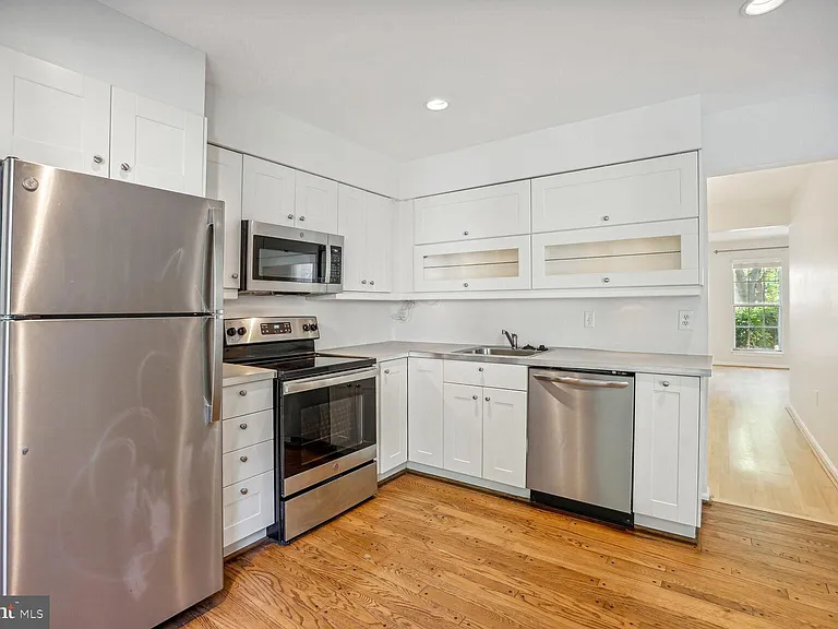9909 Hemlock Woods Ln — Photo 3