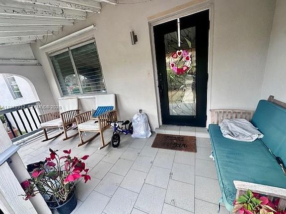4th image of 700 SW 44th Pl