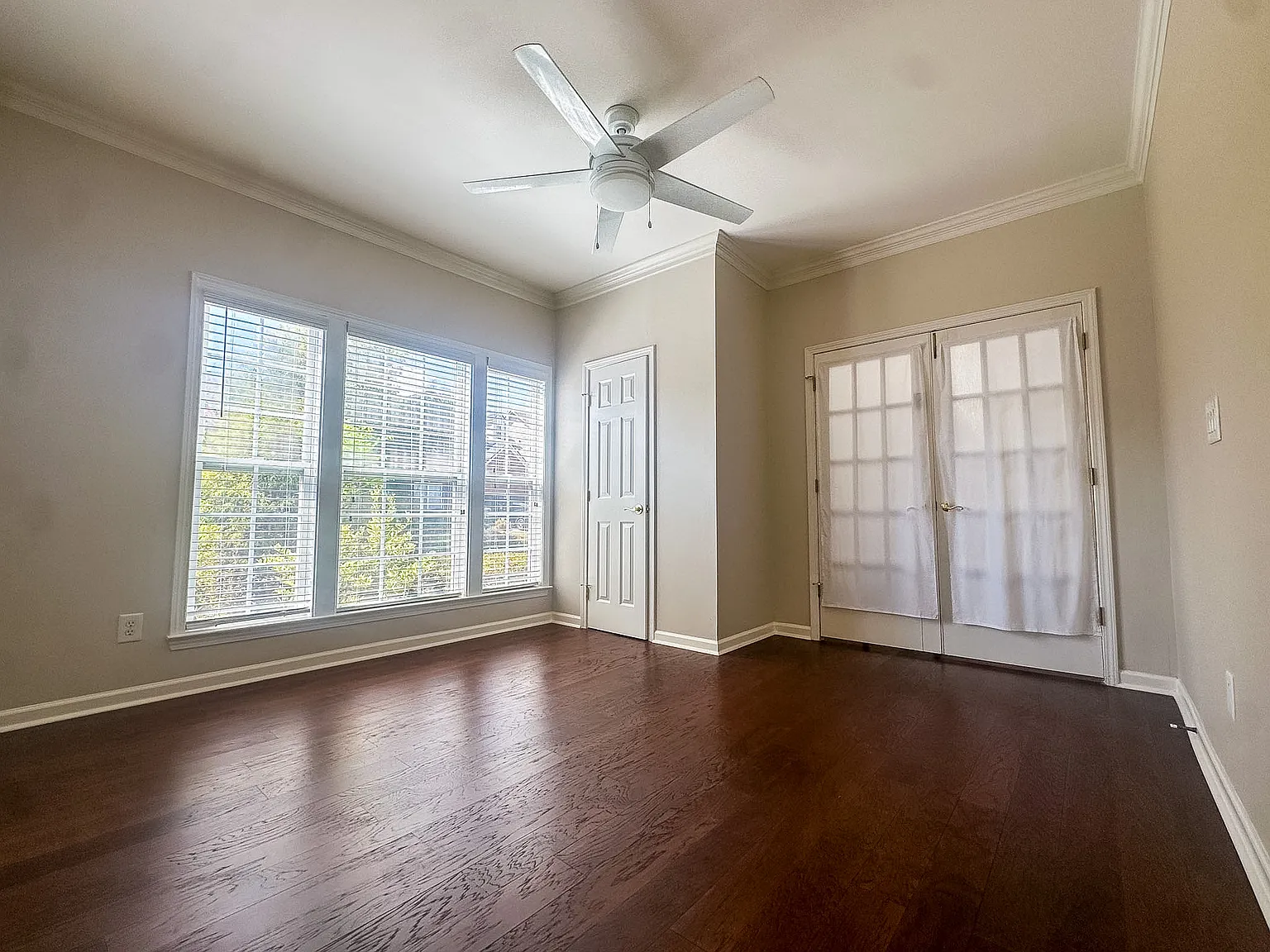 5 bed, 3369 sqft, $3,300 — Photo 3