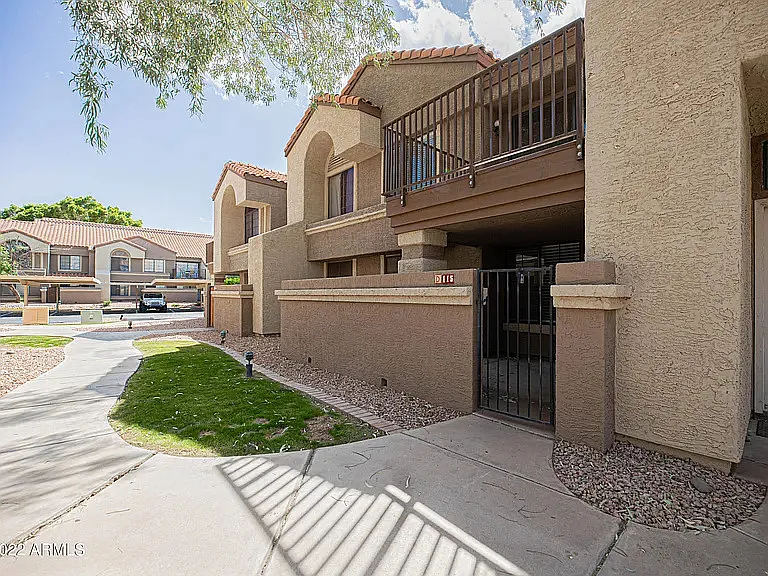 2 bed, 934 sqft, $1,645 — Photo 1