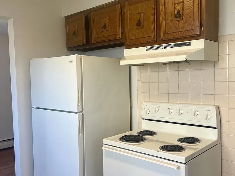 Embassy Square Apartments — Photo 10