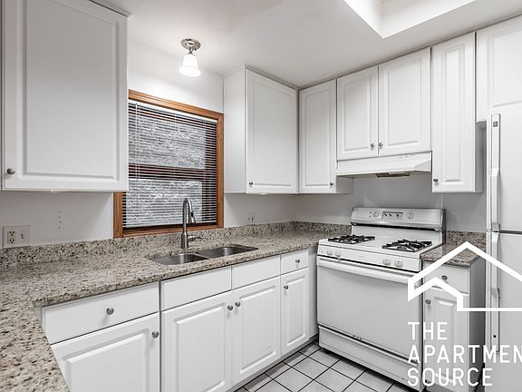 3rd image of 1946 W Diversey Pkwy #G