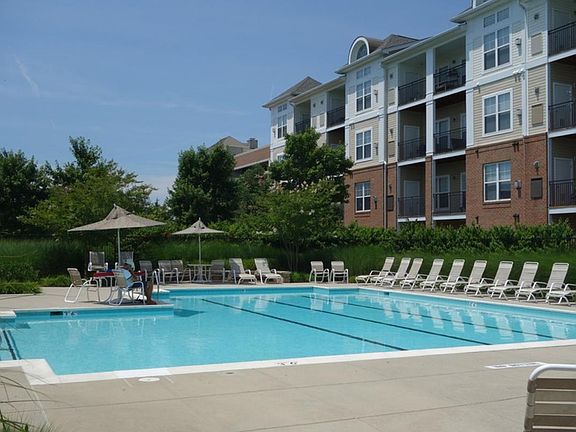 nice pool, open all summer long