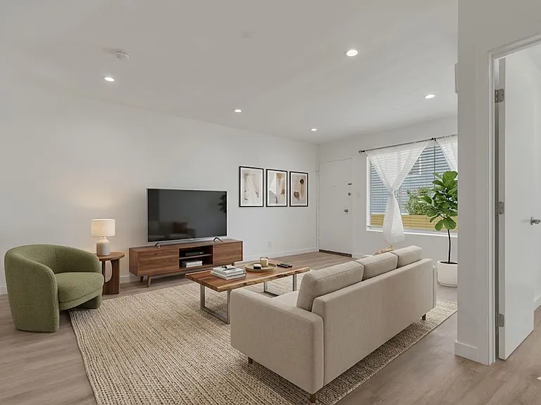 1827 N Van Ness Ave — Photo 16