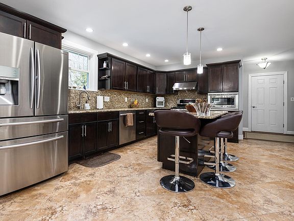 4th image of 15 Tamarack Ln