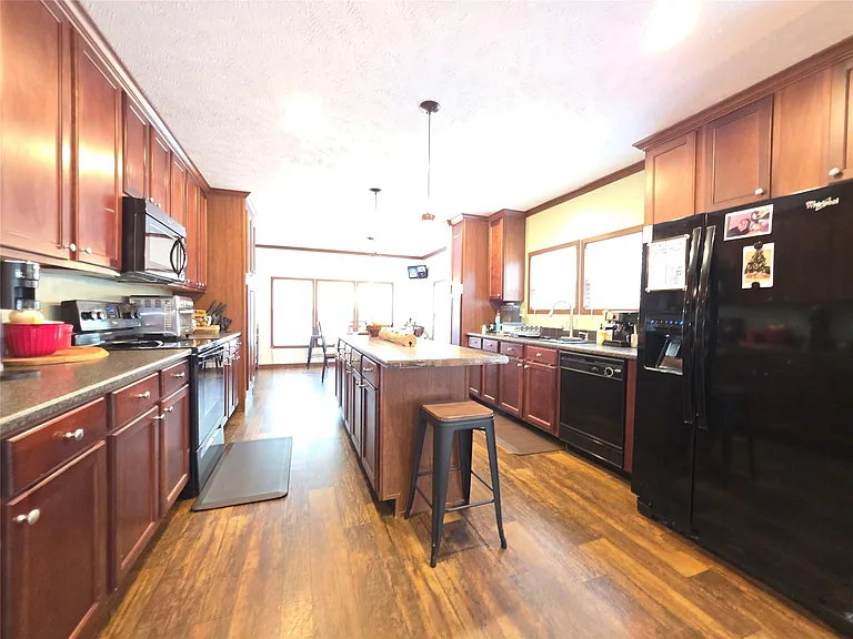 21683 White Oak Dr — Photo 3