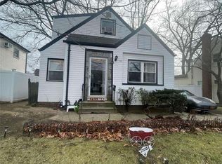 38 Thompson St, Valley Stream, NY 11580