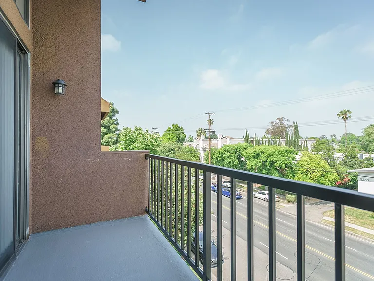 5235 Kester Ave — Photo 43