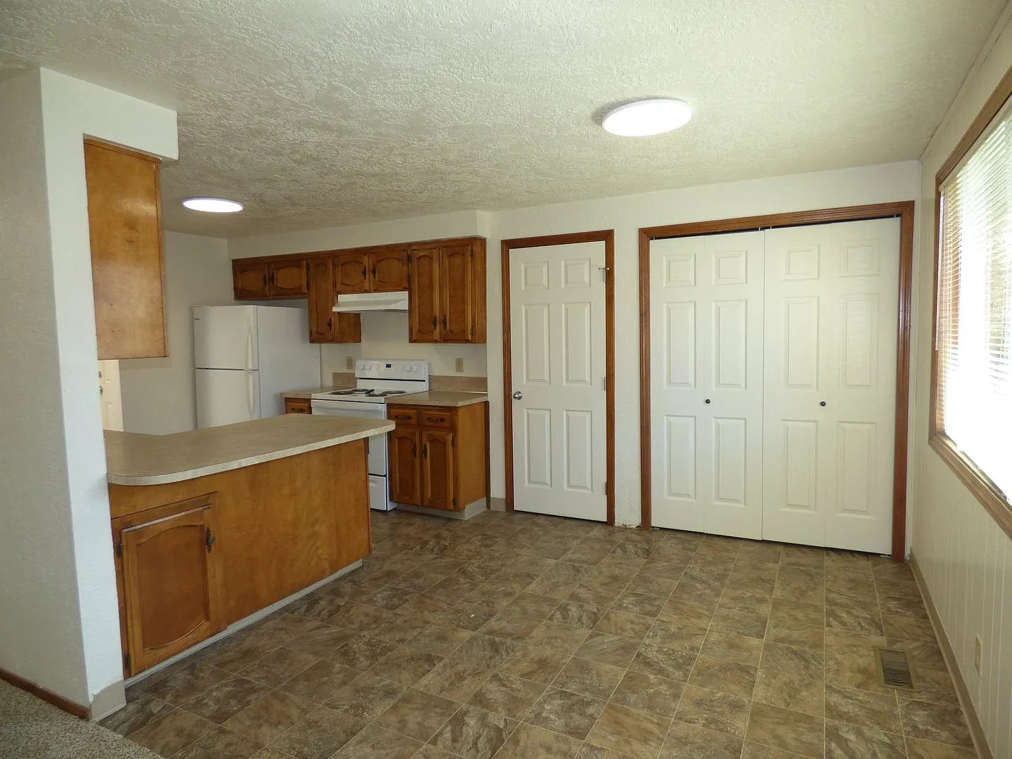 Rent Special: 1/2 Off October's Rent!! 3 Bed Home in South Salem — Photo 2