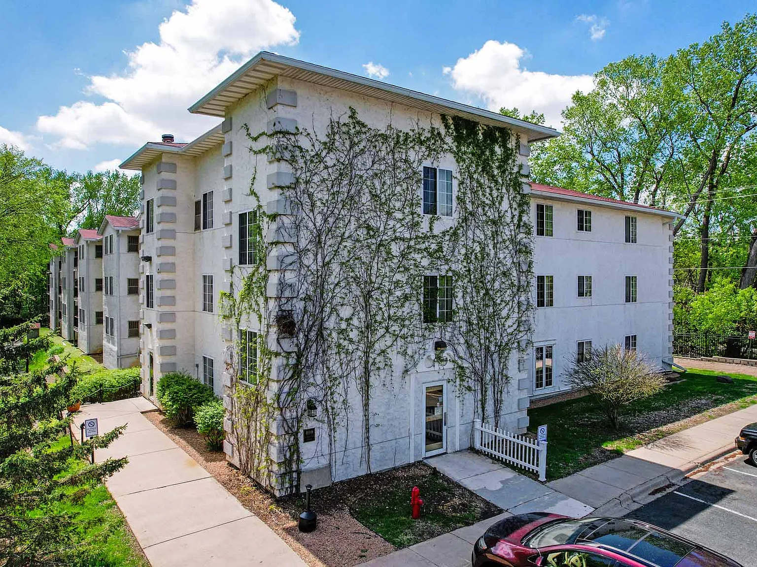 The Carriage House Apartments — Photo 2