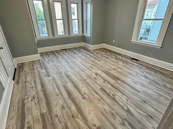 5th image of 1461 Pleasant St #1