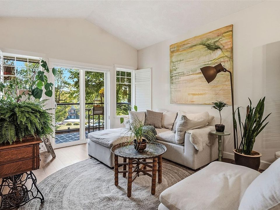 1st image of 930 Braidwood Rd #213