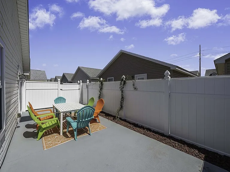 Beacon Ln — Photo 10