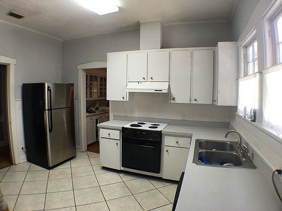 3rd image of 906 N Wheeler St