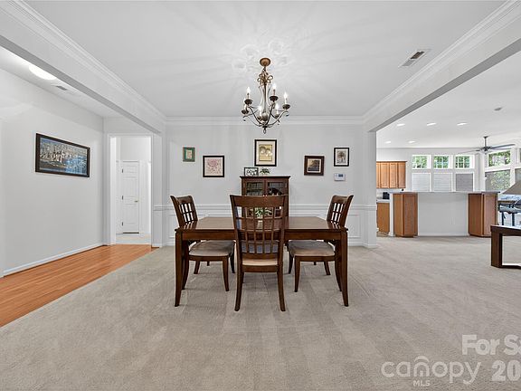 4th image of 533 Fair Oaks Dr