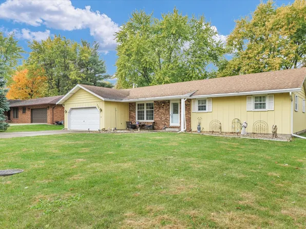 706 Hillside Dr, Monticello, IL 61856