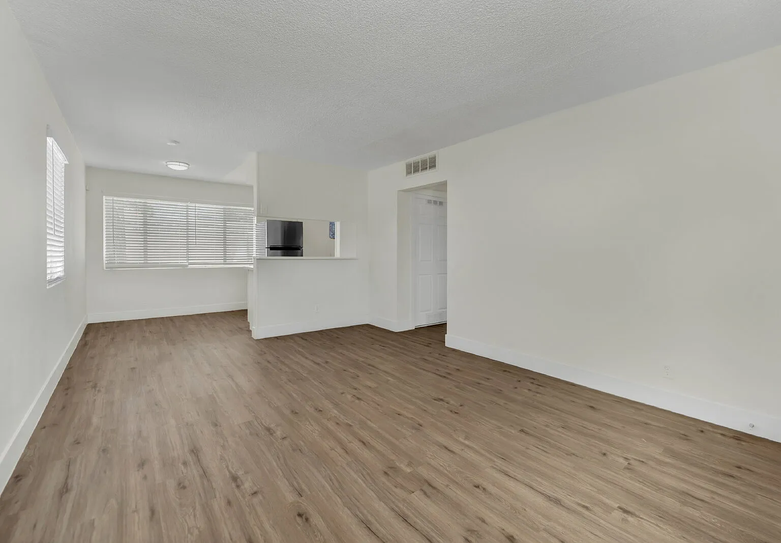3 bed, 2.0 bath, 928 sqft, $1,400 — Photo 4